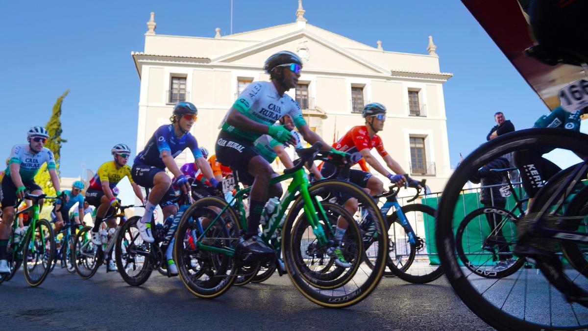 Inicio de la Volta Ciclista de la Comunitat Valenciana junto al Ayuntamiento de Paterna