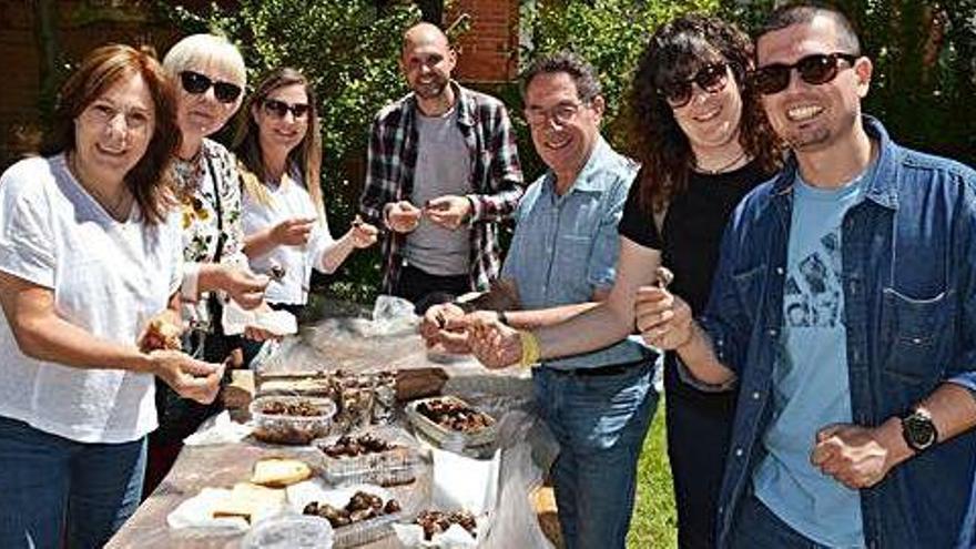 Una de les famílies que es van menjar els cargols de Sant Jordi d&#039;aperitiu gaudint del bon temps, ahir