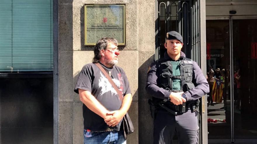 Jordi Pesarrodona amb un nas de pallasso al costat d&#039;un Guàrdia Civil