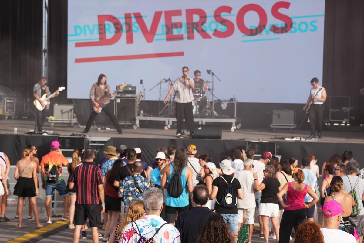 Benicàssim recupera el pulso festivalero en una primera jornada marcada por el calor, las ganas de música y un recinto que vuelve a lucir lleno de vida. Miles de fibers bailan, brindan y posan ante los focos mientras el FIB 2026 empieza a escribir, entre conciertos y reencuentros, las primeras imágenes de una nueva edición.