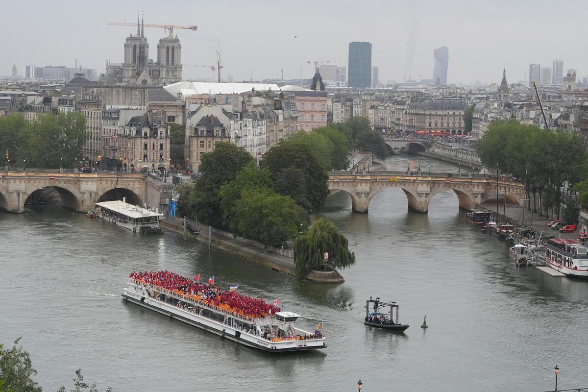Los atletas viajan en barco por el río Sena durante la ceremonia de apertura de los Juegos Olímpicos de Verano de 2024
