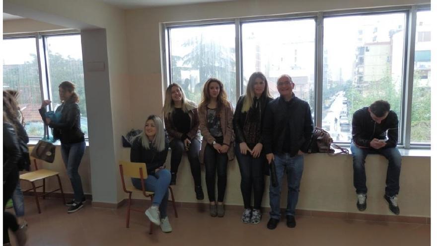 Alumnos do IES Ribeira do Louro durante o seu Erasmus na Universidade de Economía en Elbasán, Albania.