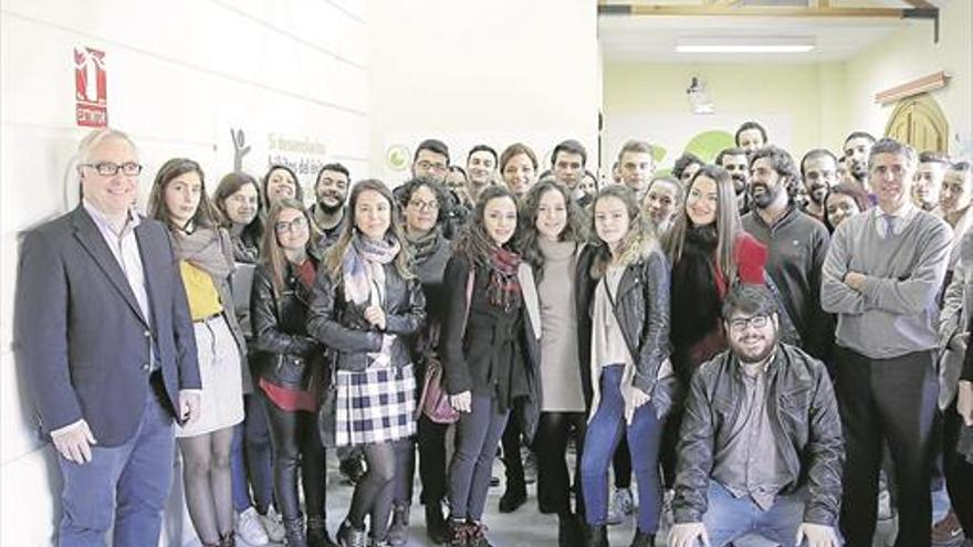 Los Erasmus + se interesan por la sala Coworking de la Casa de la Juventud