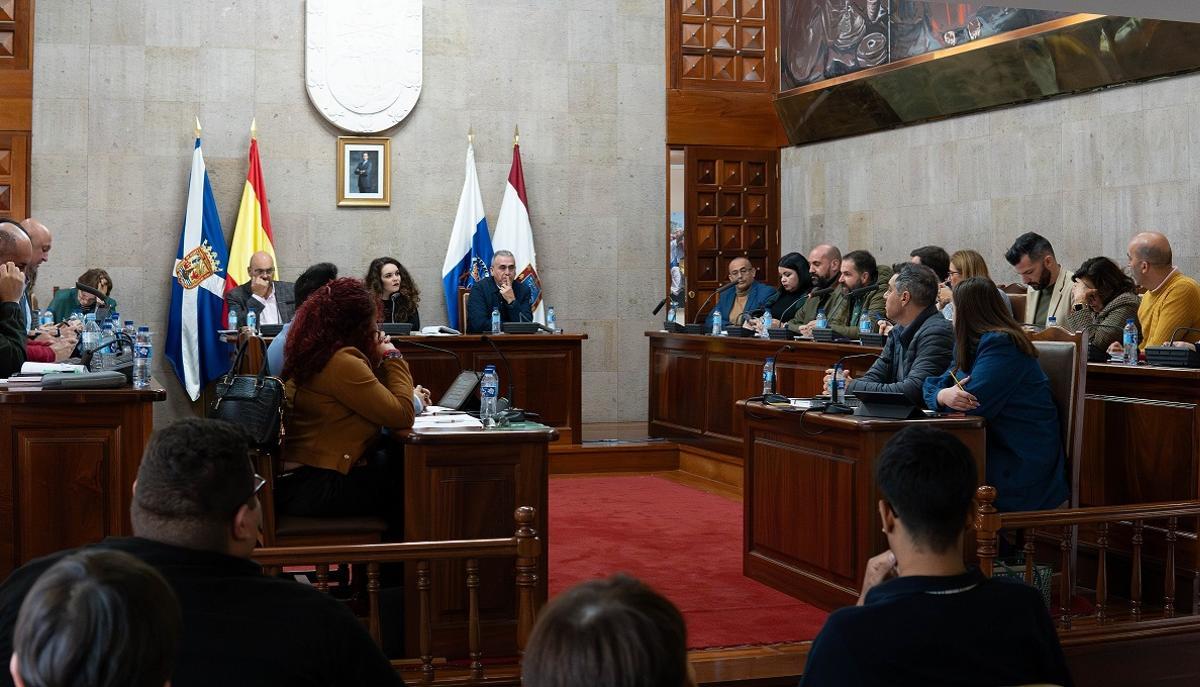 Pleno del Ayuntamiento de Granadilla de Abona de este miércoles que ha aprobado declarar el municipio como zona tensionada.