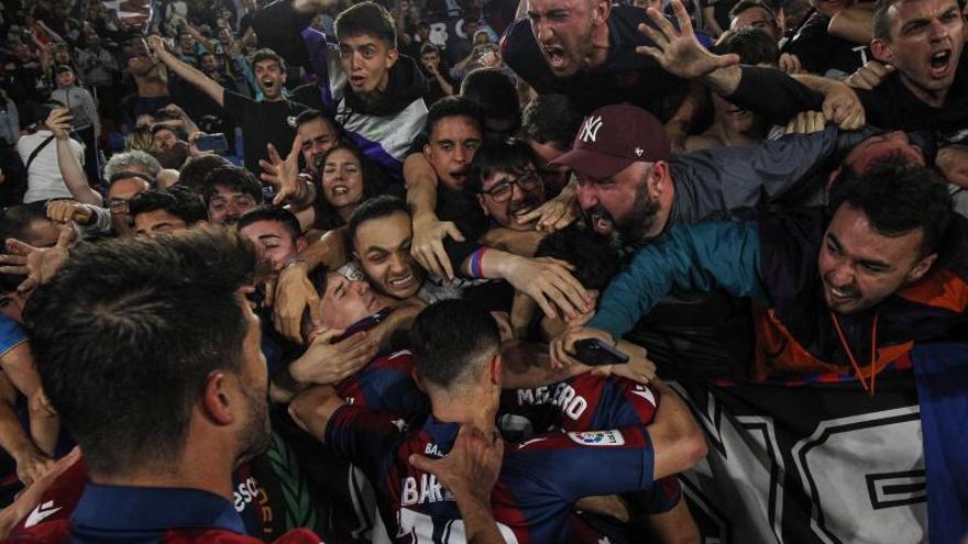 Pese al descenso, la comunión entre la grada y el equipo fue absoluta la pasada temporada. | J.M. LÓPEZ