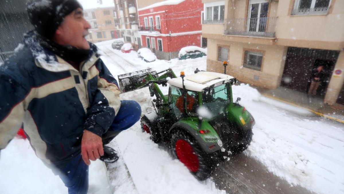 La nieve impide salir de casa en los pueblos del interior de la C. Valenciana