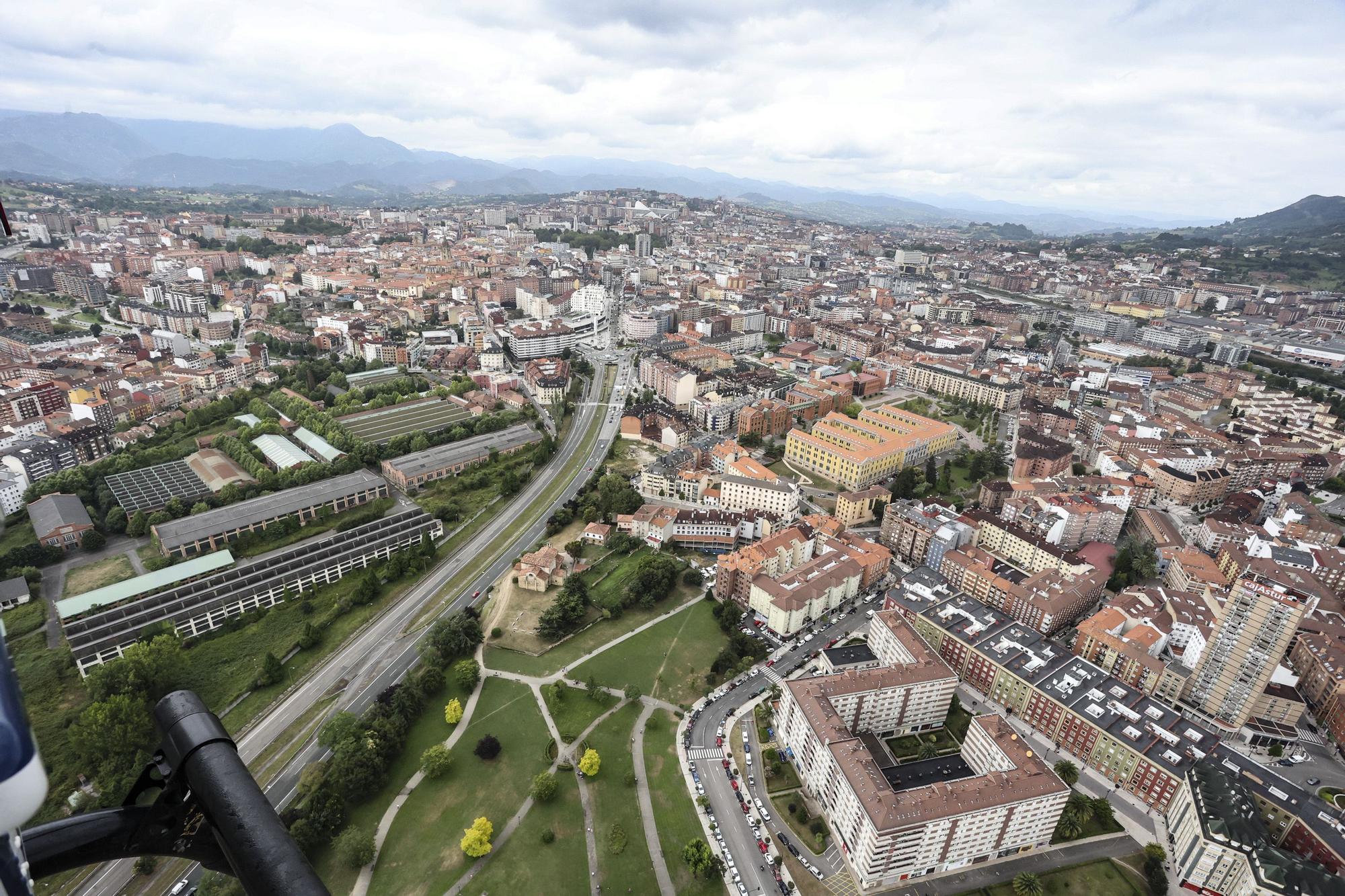 Sobrevolamos Asturias en el helicóptero de la Policía Nacional: esto es lo que ven