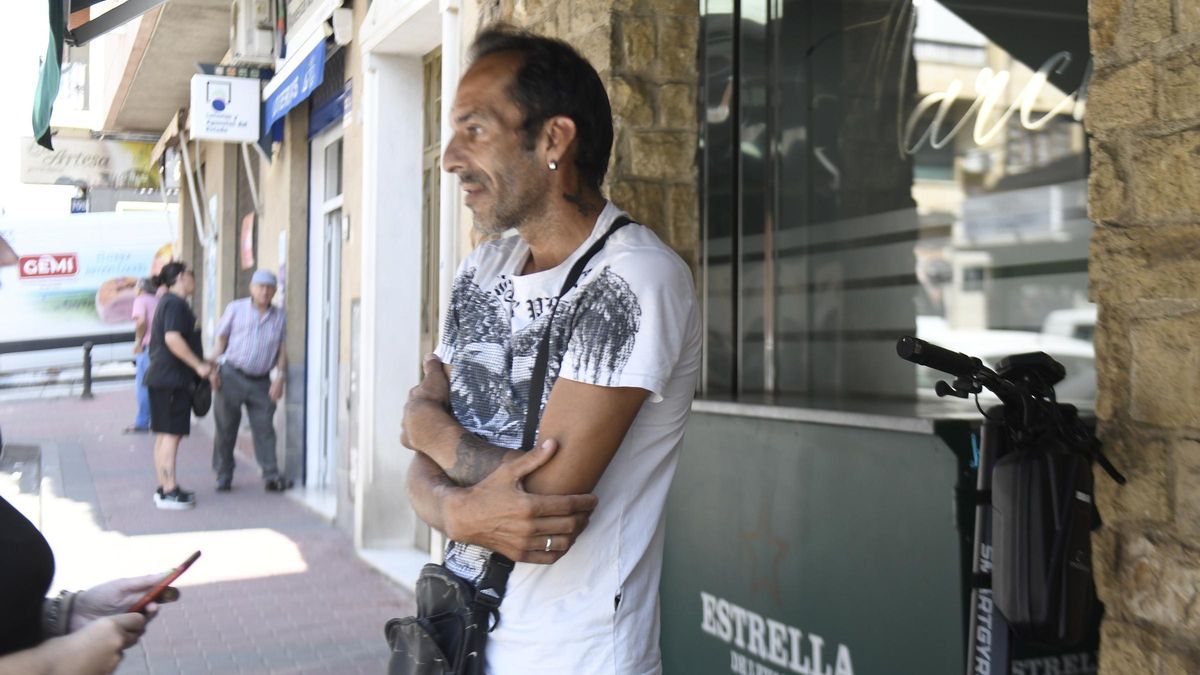 Juan Antonio, amigo de la víctima, este lunes, día después del crimen, en un bar de Cabezo de Torres.