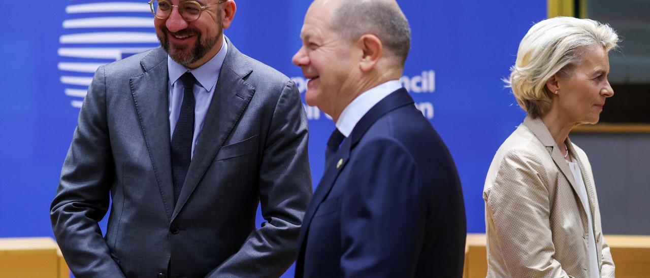 El presidente del Consejo Europeo, Charles Michel, conversa con el canciller alemán, Olaf Scholz, en presencia de la presidenta de la Comisión, Ursula von der Leyen.