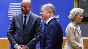 El presidente del Consejo Europeo, Charles Michel, conversa con el canciller alemán, Olaf Scholz, en presencia de la presidenta de la Comisión, Ursula von der Leyen.