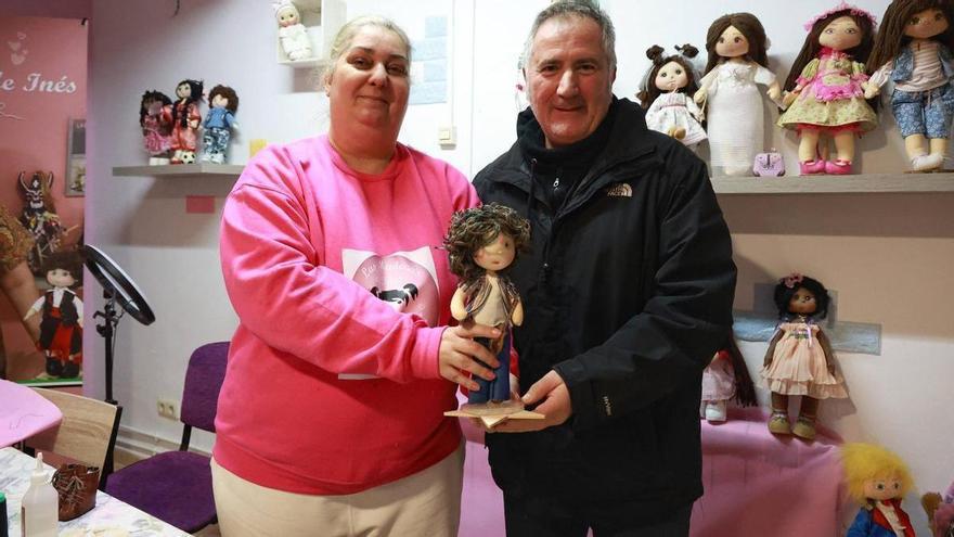 El homenaje más tierno a Robe: un fan encarga un muñeco de tela en Cáceres