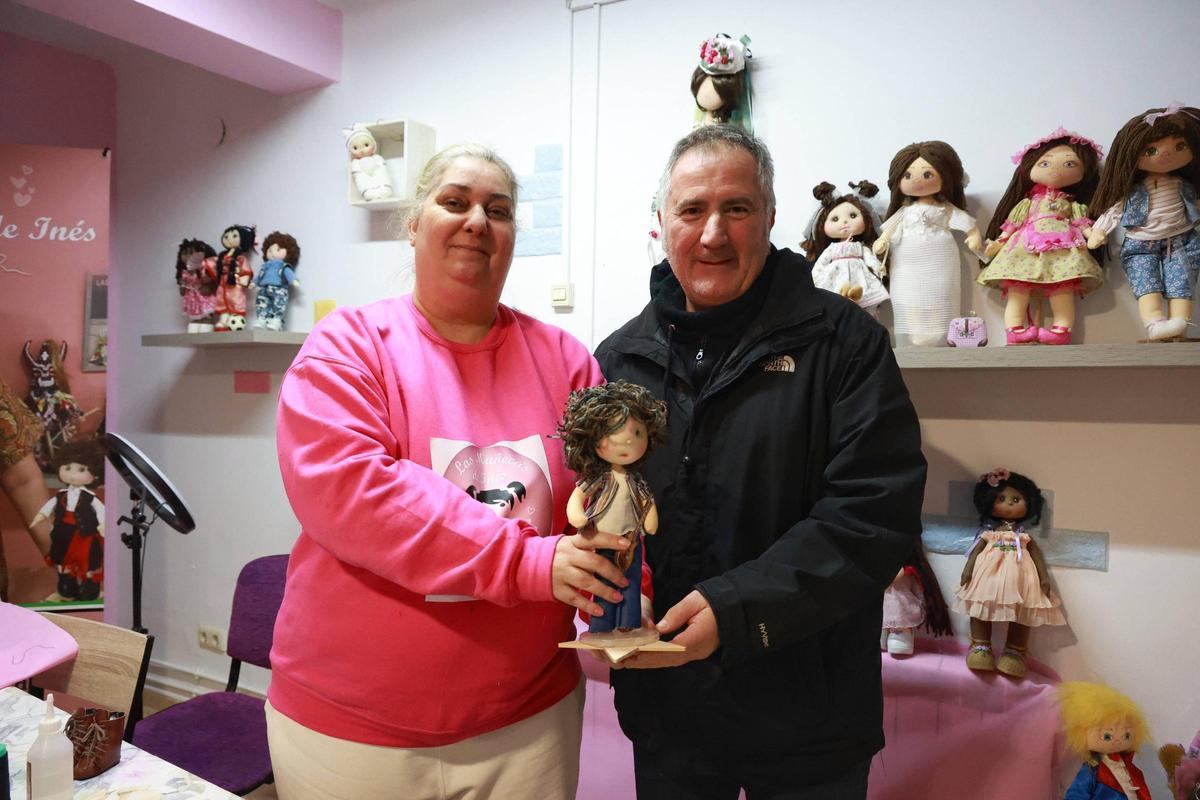 Inés Suárez, de 'Las Muñecas de Inés' junto a un cliente que le había demandado un mini Robe.