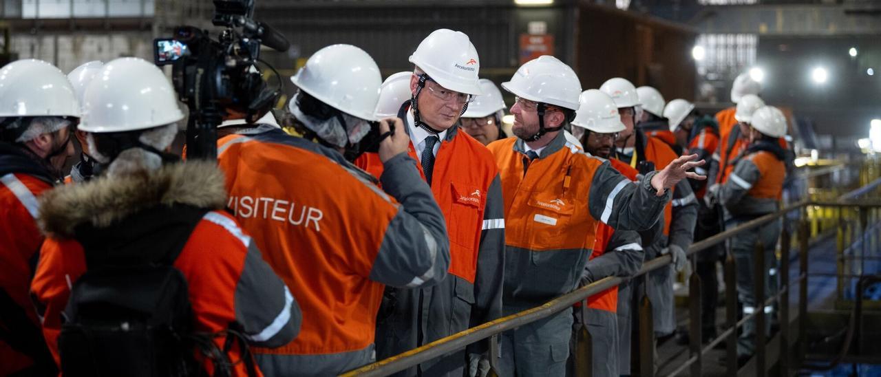 El ministro francés de Industria, Bruno La Maire, en el centro, durante su visita ayer a la factoría de ArcelorMittal en Dunkerque (Francia).