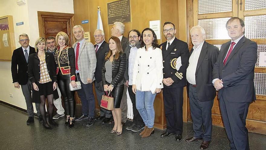 As autoridades diante da placa no xulgado. // Santos Álvarez