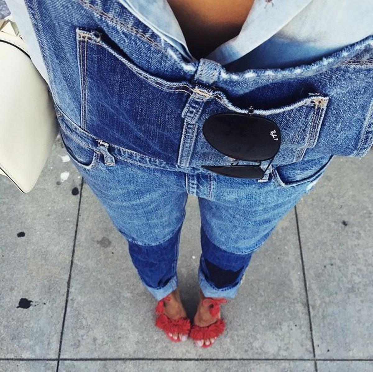 El look de @sincerelyjules con las sandalias de aquazzura