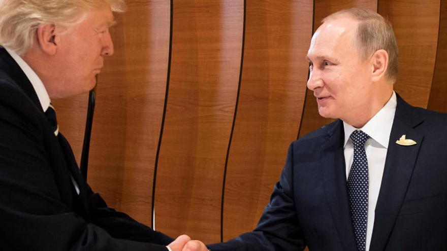 Trump y Putin se saludan en la cumbre del G20.