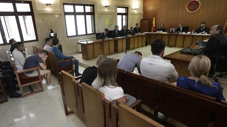 Varios de los procesados, ayer en el banquillo de los acusados en la Audiencia Provincial.