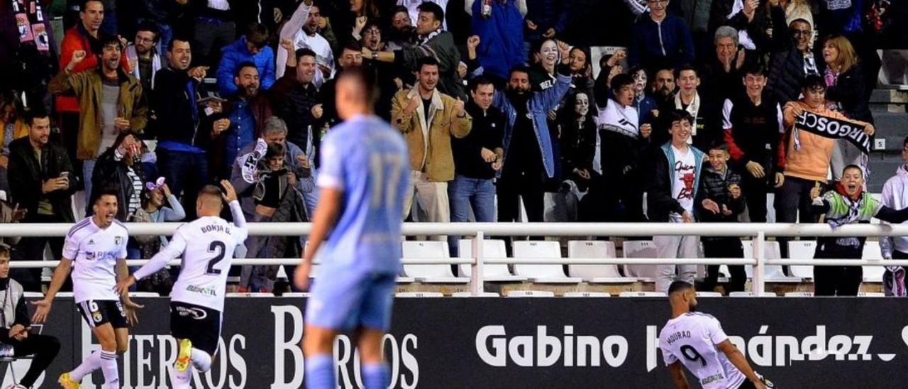 Mourad celebra el 1-0 con la afición burgalesa radiante y Castel abatido. | LALIGA