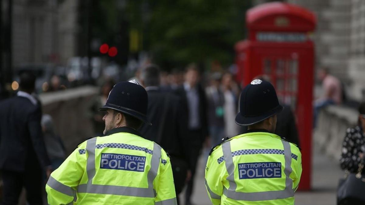 Un pareja de policías británicos patrulla por las calles de Londres.