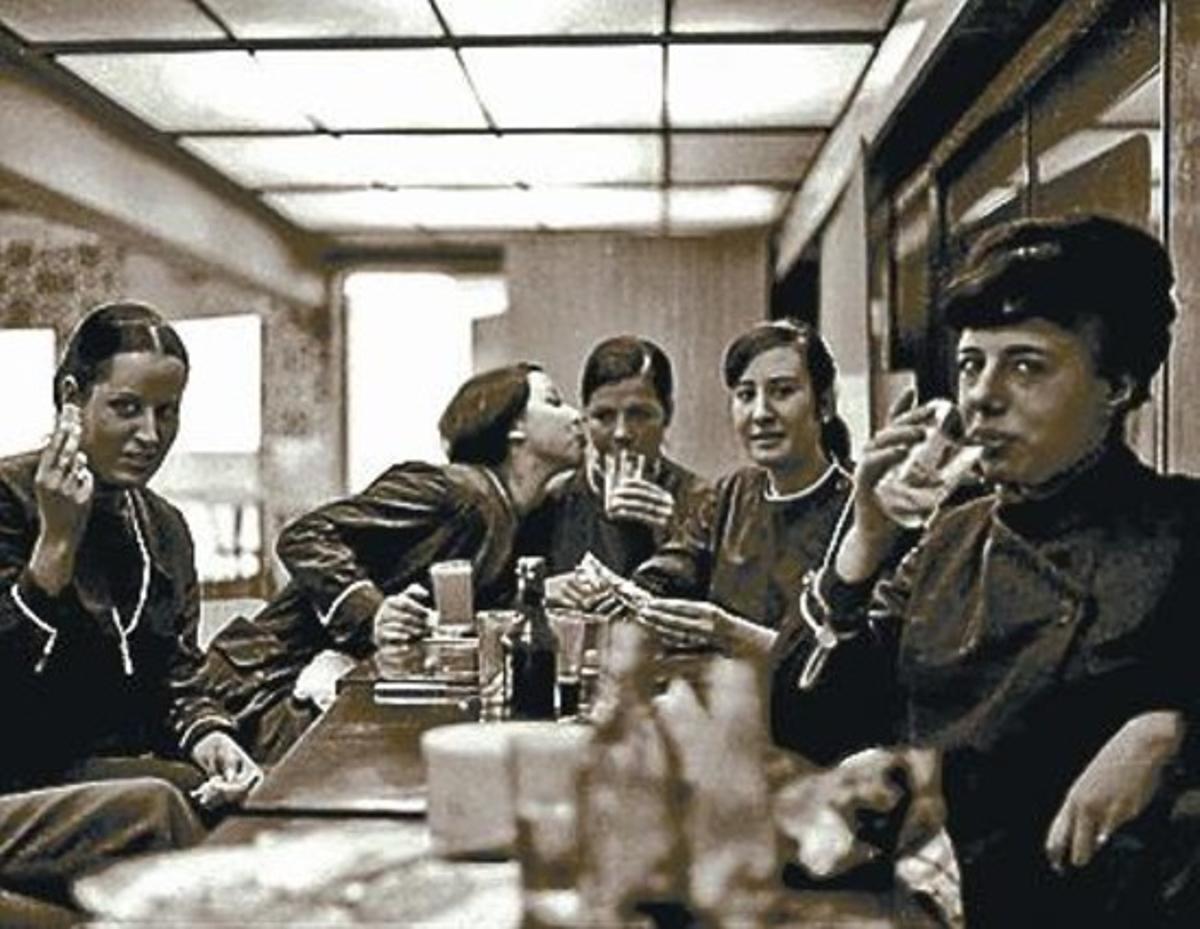 El cartell de l’exposició i algunes fotografies realitzades als magatzems El Siglo. El cartell de l’exposició i algunes fotografies realitzades als magatzems El Siglo.