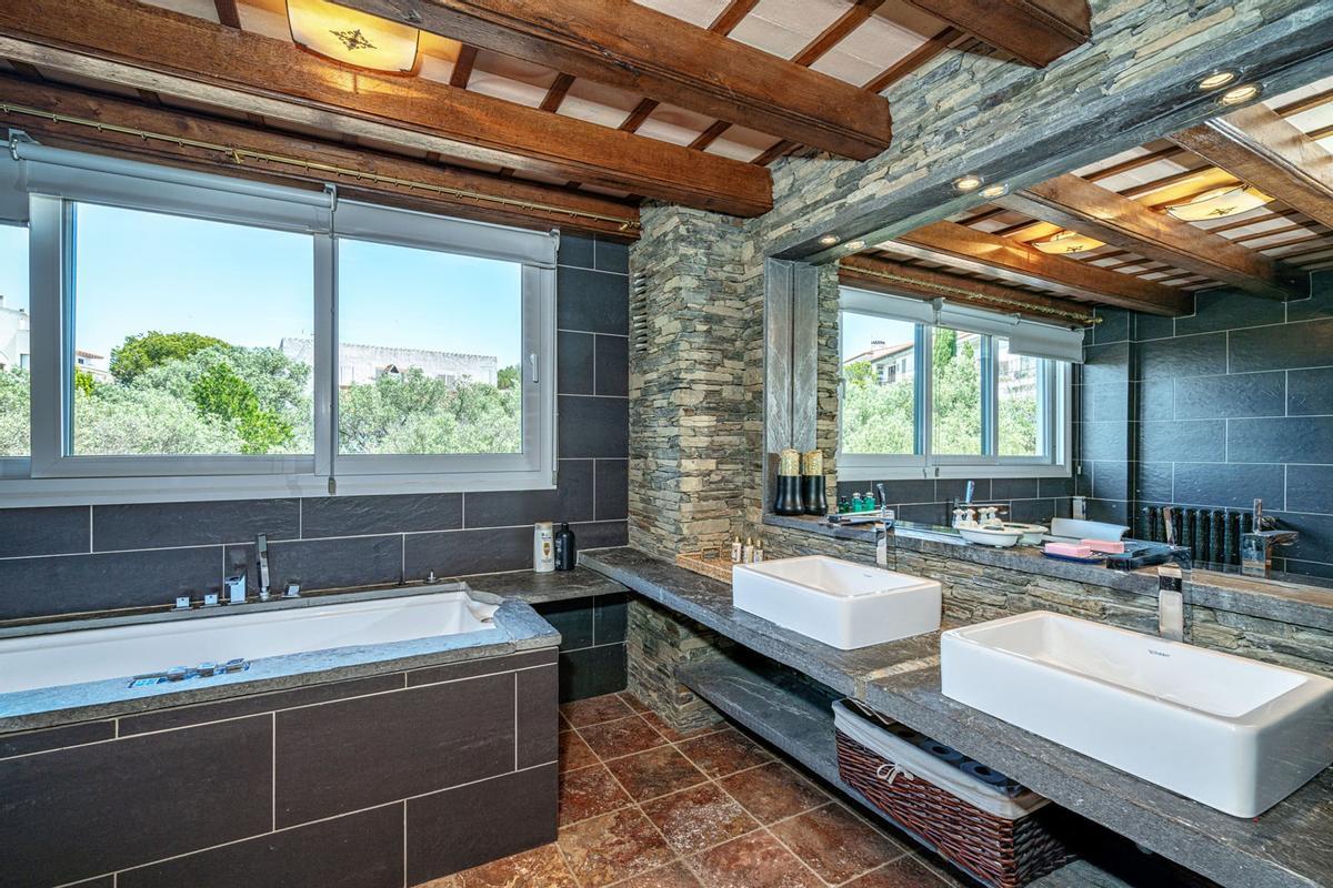 Les imatges de la casa de Pilar Rahola de Cadaqués, ara en venda