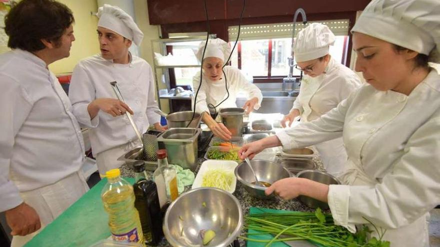 Alumnos del ciclo superior de Cocina preparan uno de los menús de &quot;Pracer e Saúde&quot;. // Gustavo Santos