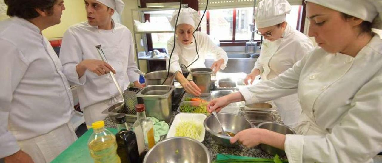 Alumnos del ciclo superior de Cocina preparan uno de los menús de &quot;Pracer e Saúde&quot;. // Gustavo Santos