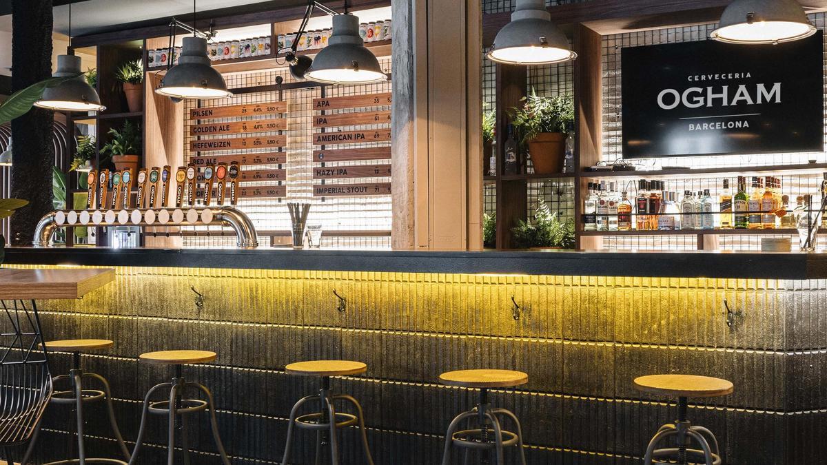 La barra de la cervecería Ogham de Barcelona. La barra de la cervecería Ogham de Barcelona.