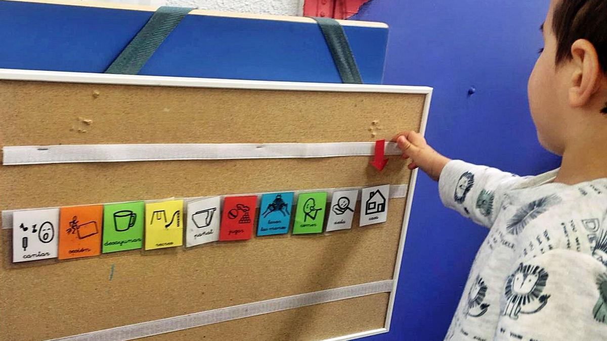 Un niño trabaja en clase con pictogramas.   | // ELENA CAMACHO