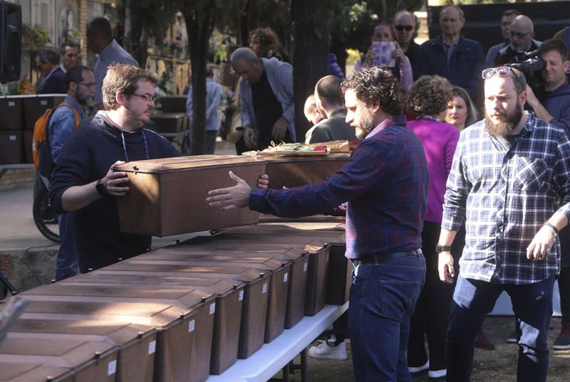 Entrega de los restos de los fusilados por el franquismo a sus familiares, en Paterna