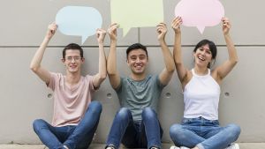 Tres jóvenes sentados.