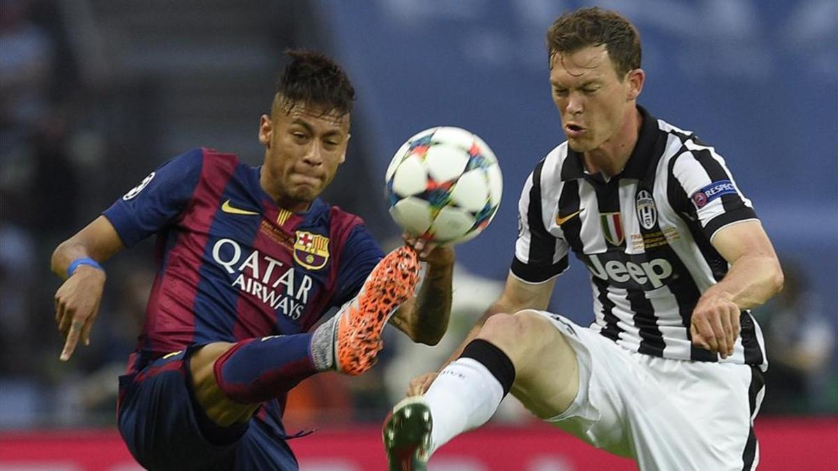 Lichsteiner tiene complicado jugar junto a Neymar