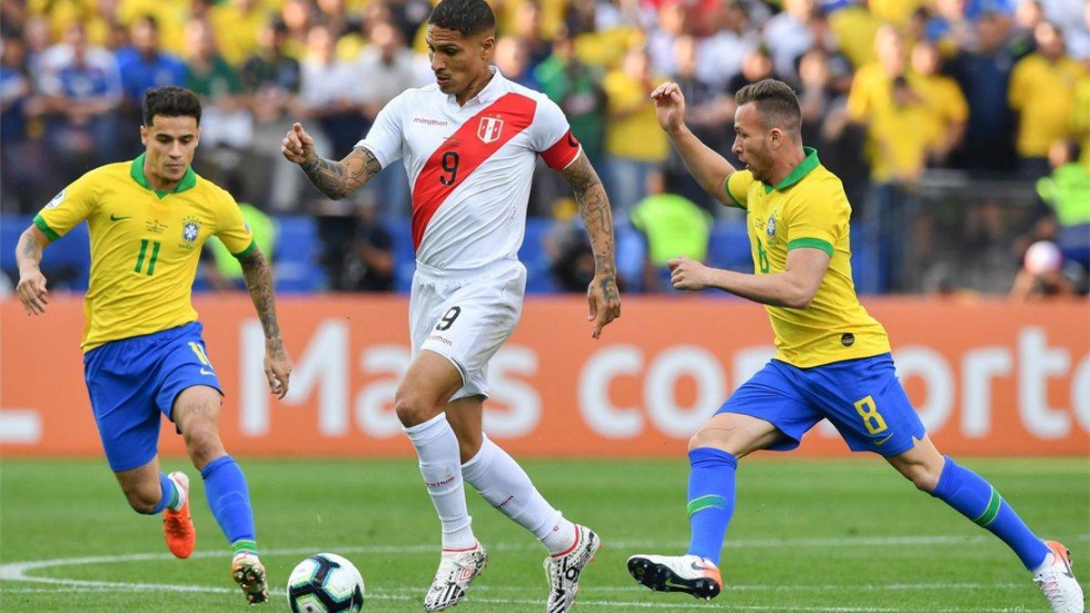 De izquierda a derecha: Philippe Coutinho, Paolo Guerrero y Arthur durante el Brasil-Perú de la Copa América 2019