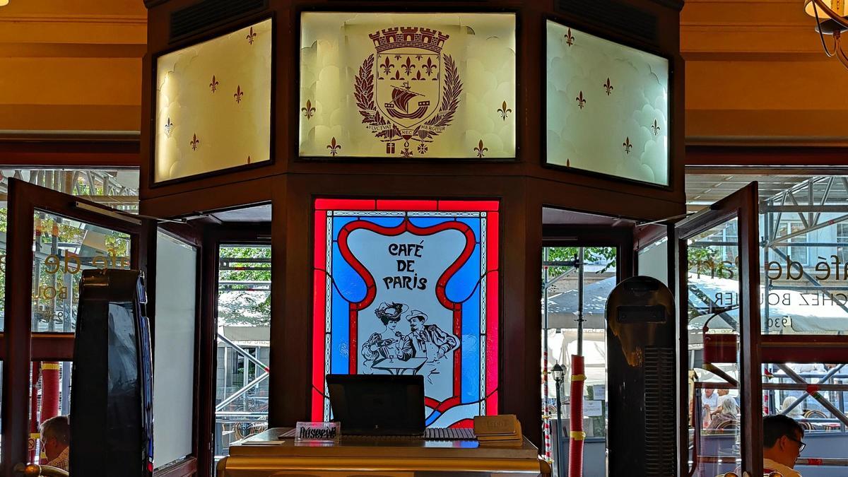 La entrada del Café de París, en Ginebra, desde el comedor.