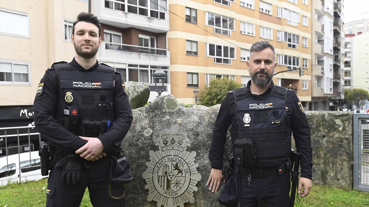 Los dos policías nacionales que realizaron el rescate.