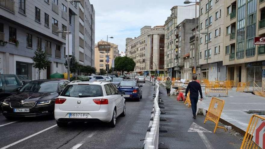 El tráfico perdió un carril en Eduardo Pondal por las obras de ampliación de aceras. // G. Santos