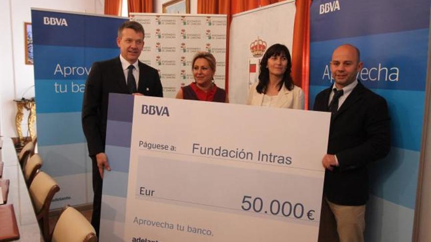 Valdeón y la edil del área junto a los responsables de BBVA (izquierda) e Intras.