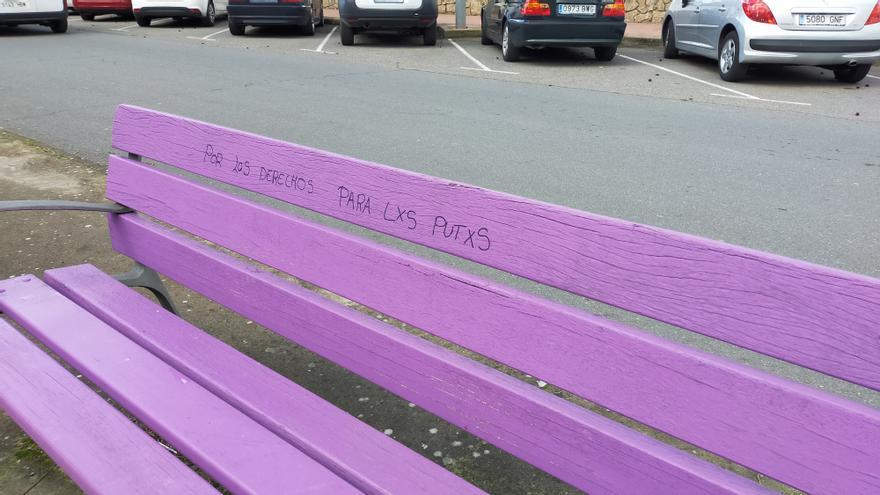 Aparecen pintadas en dos bancos contra la violencia de género de Plasencia