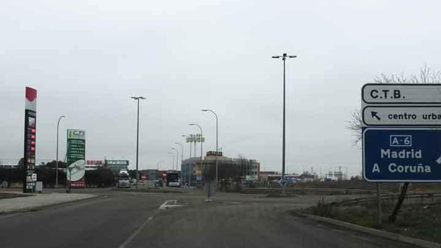 Acceso al CTB en el que se construirá una nueva rotonda para regular el tráfico.
