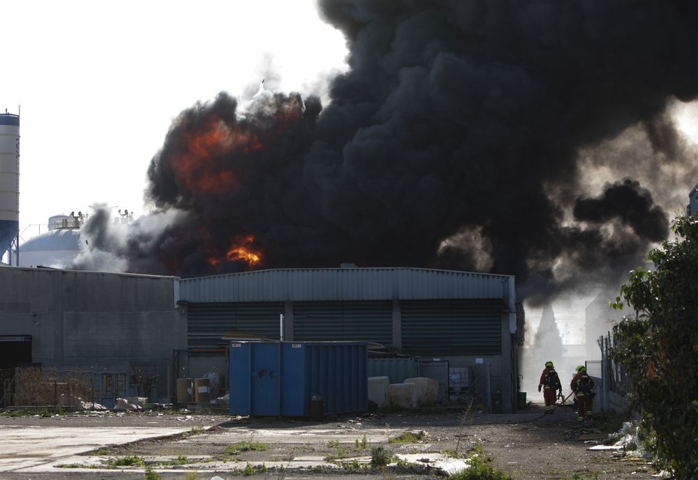 Así ha sido el tremendo incendio que ha arrasado una nave industrial en el Port de Sagunt