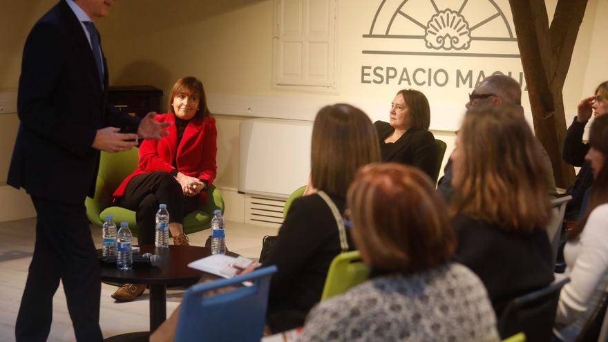 Sentadas de cara al público, Adelia García y Rocío Doval, ayer, en Espacio Maqua.