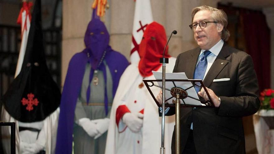 López-Asenjo lee el pregón ante la mirada de representantes de las tres cofradías penitenciales de Gijón.