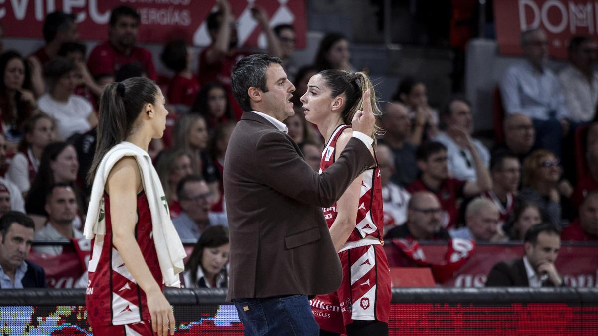 Cantero, con Mariona detr芍s, en el duelo ante el Uni Girona