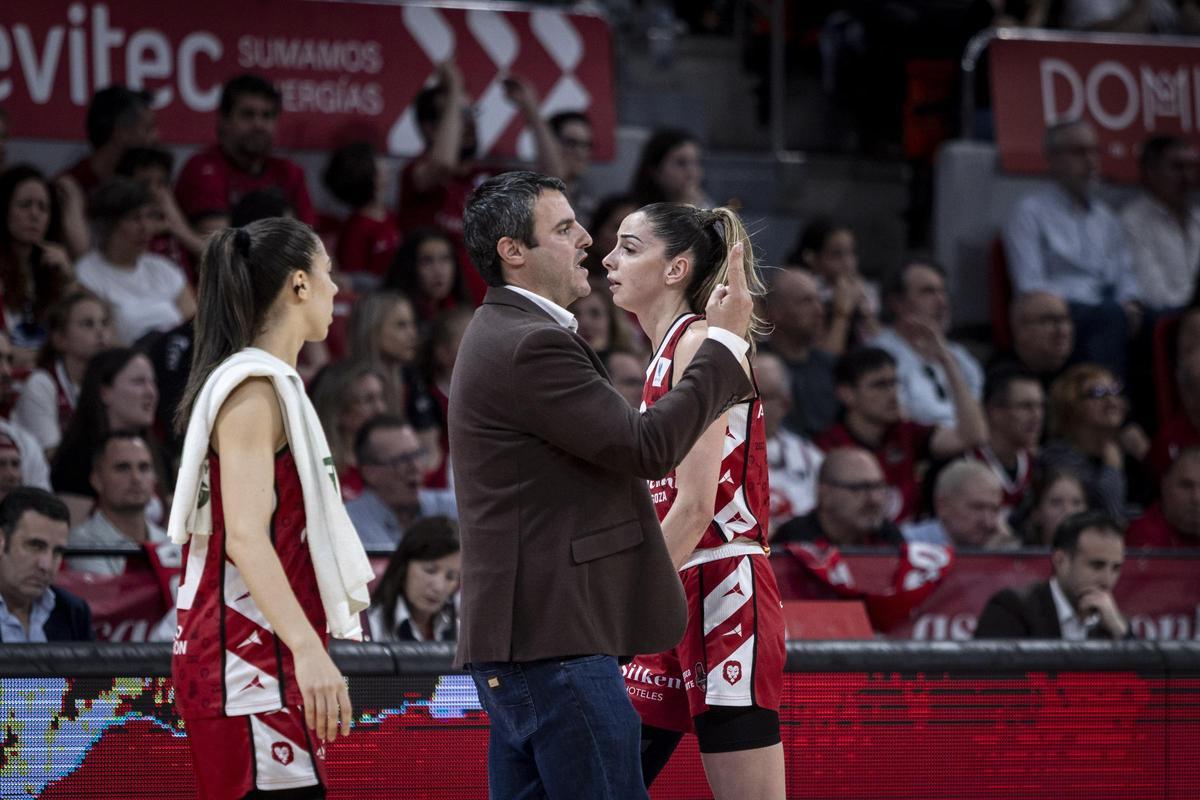 Cantero, con Mariona detrás, en el duelo ante el Uni Girona