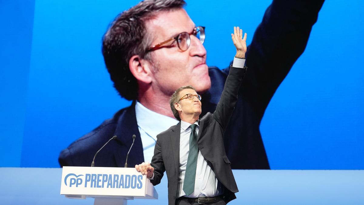 Alberto Núñez Feijóo desde el escenario justo después de ser proclamado presidente en el congreso extraordinario del PP en Sevilla