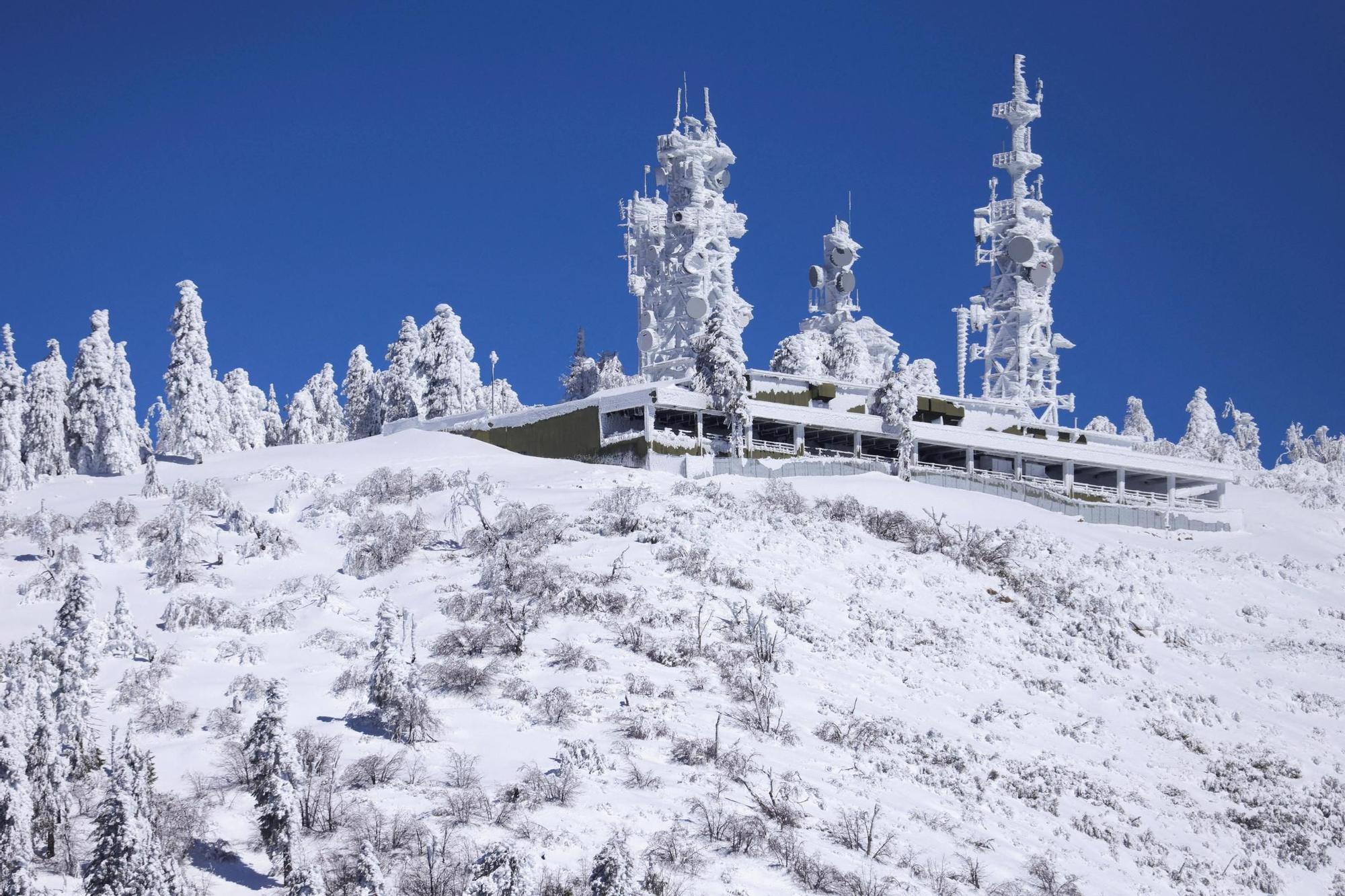 Massive snow amounts trap Californians