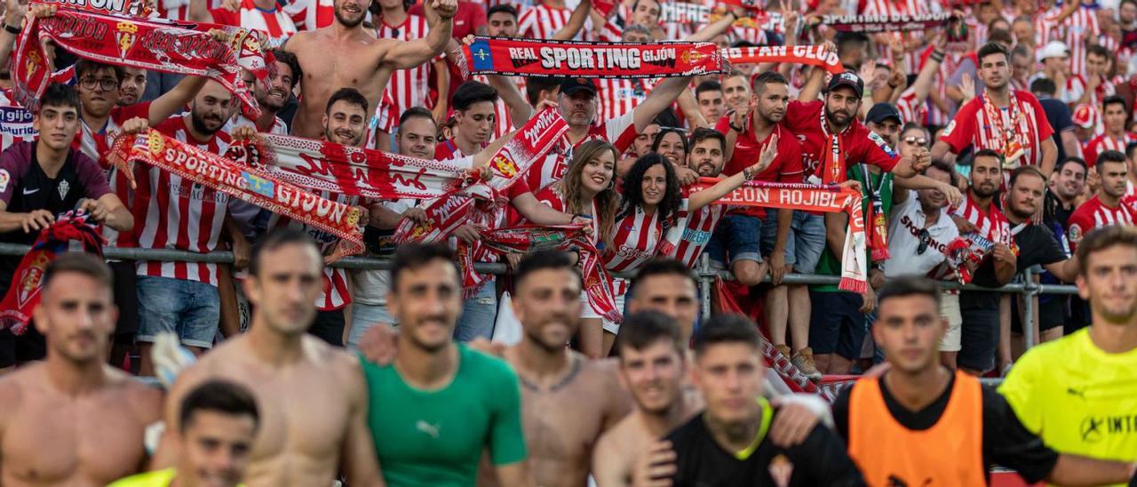 La plantilla del Sporting posa en Anduva delante de la afición rojiblanca al término del encuentro del pasado sábado.