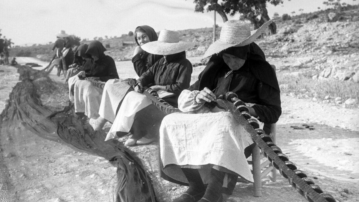 Mujeres con redes de pesca en 1944.