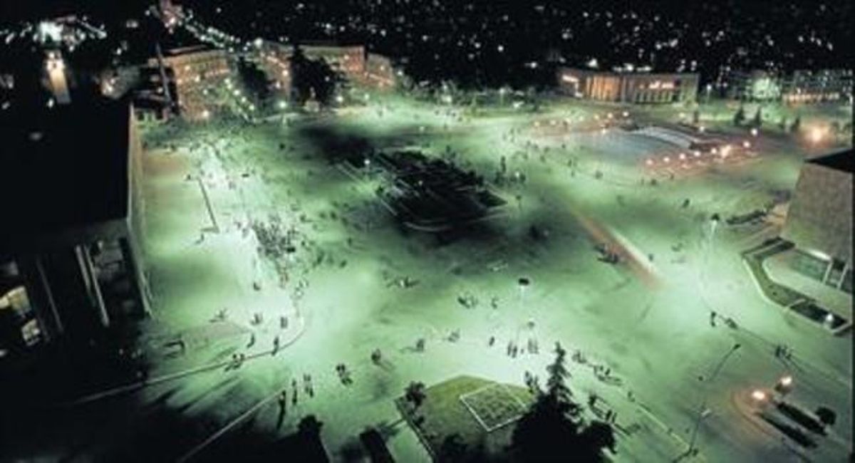 Les dimensions colossals de la plaça Skandebeg  de Tirana deixen el visitant bocabadat.