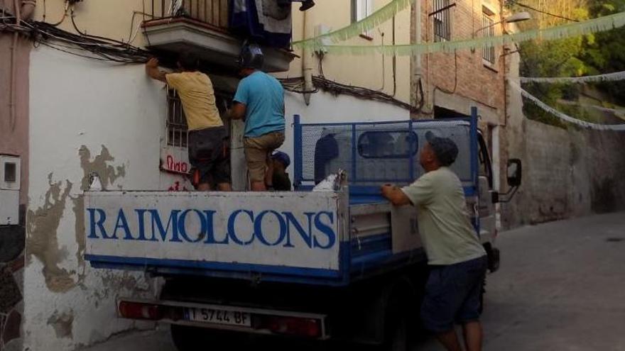 Els operaris van instal·lar una reixa a la finestra dels baixos.